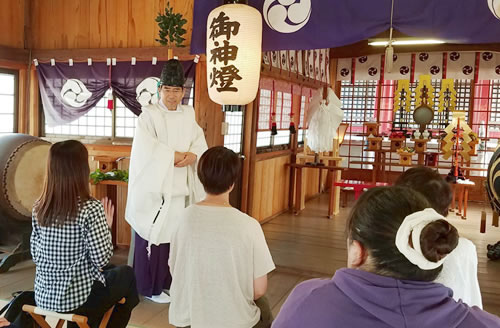 神社ガイドの様子