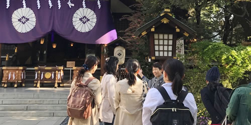 神社ガイドの様子