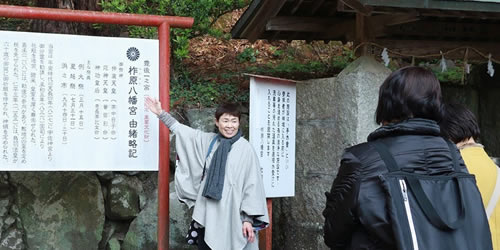 神社ガイドの様子