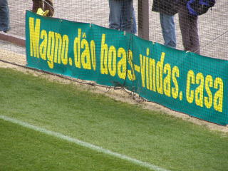 マグノ・アウベス選手を応援する横断幕