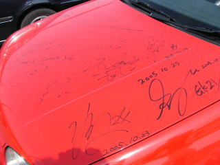 ボンネットにトリ戦士&監督のサイン